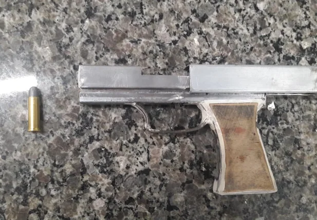 Arma e munição apreendidas