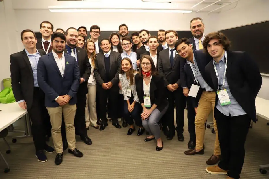 Hamilton Mourão ao lado de estudantes em Harvard