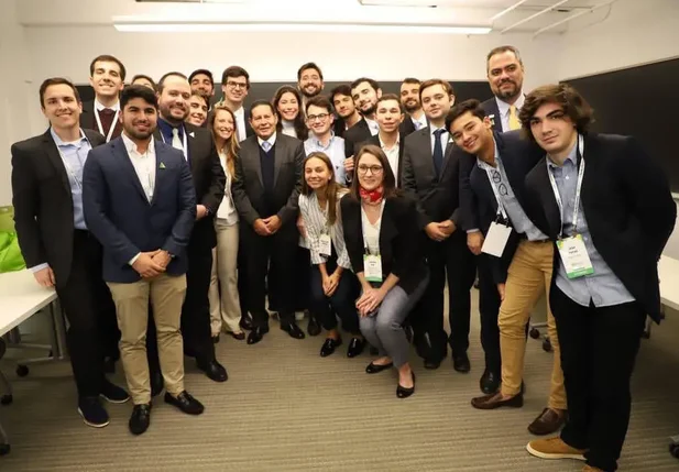 Hamilton Mourão ao lado de estudantes em Harvard