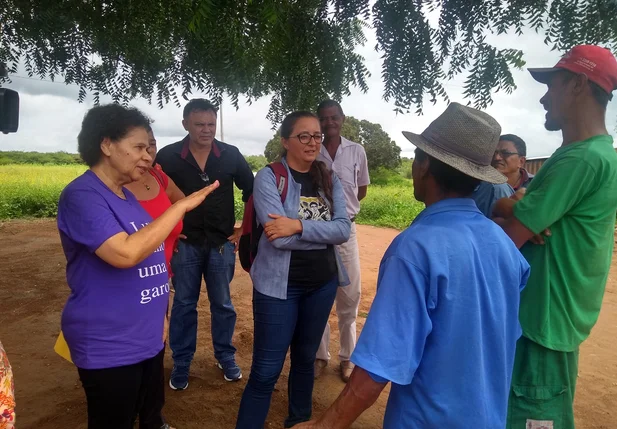 Regina Sousa visita famílias no interior do Piauí