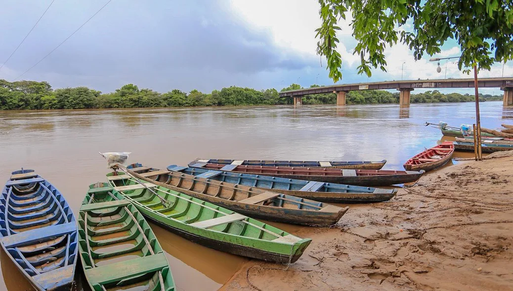 Canoas nas margens do Rio Poti