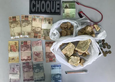 Foi apreendido 950g de crack e 266,60 reais