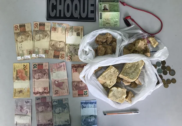 Foi apreendido 950g de crack e 266,60 reais