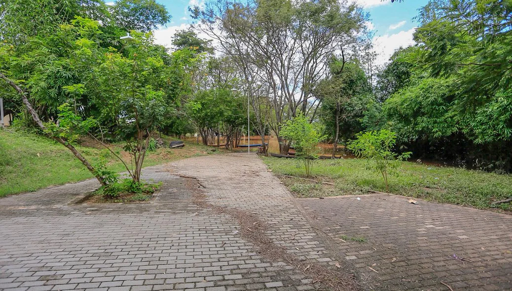 Passagem formada pela água