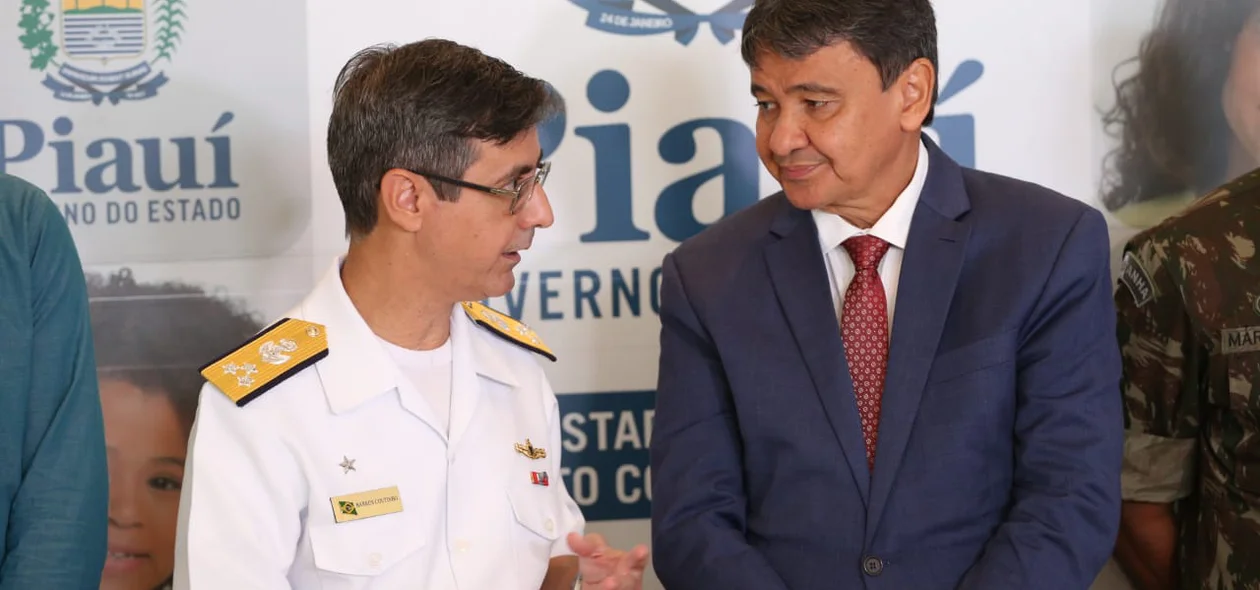 Vice-almirante Luiz Octávio Barros ao lado de Wellington Dias