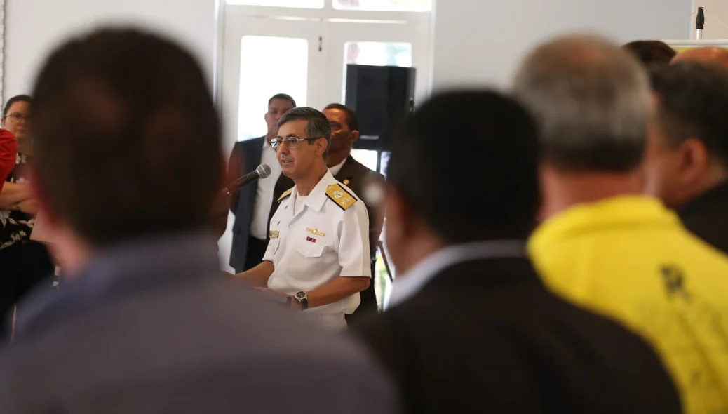 Vice-almirante Luiz Octávio Barros durante solenidade em Teresina