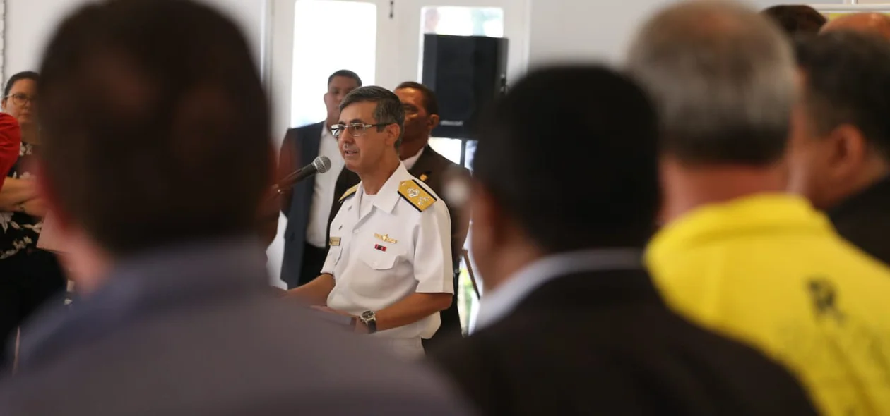 Vice-almirante Luiz Octávio Barros durante solenidade em Teresina