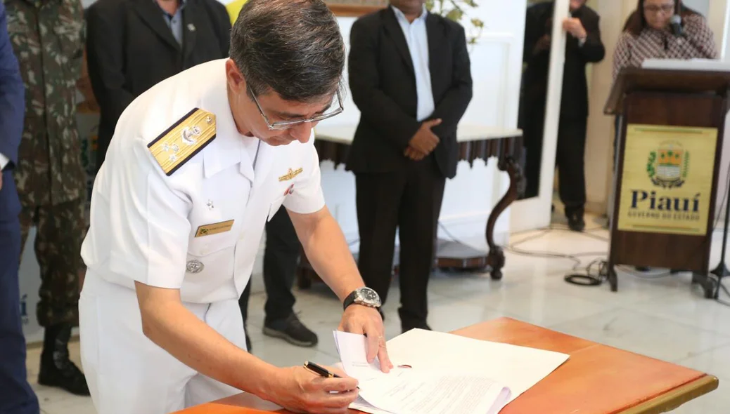 Vice-almirante Luiz Octávio Barros