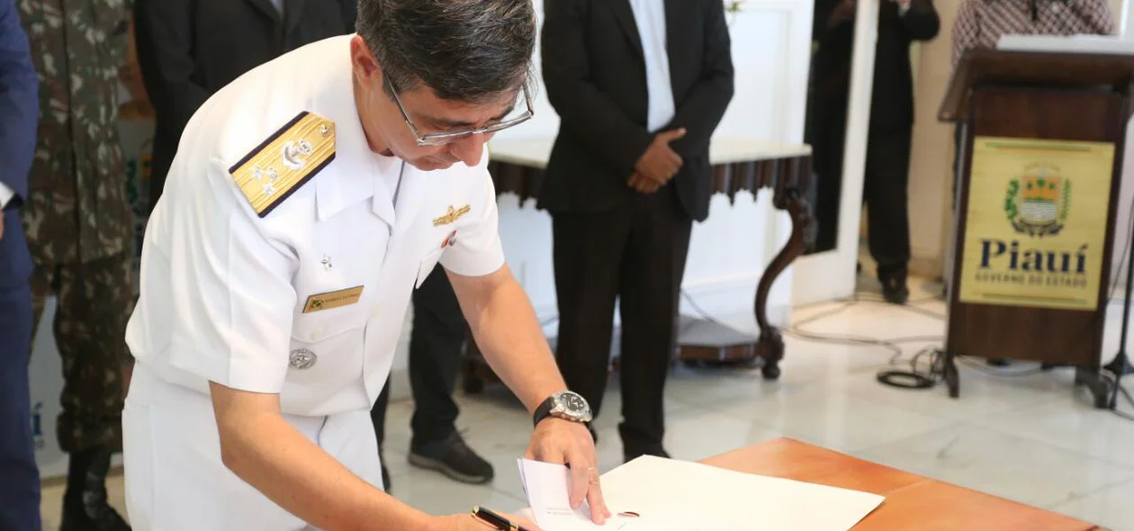 Vice-almirante Luiz Octávio Barros
