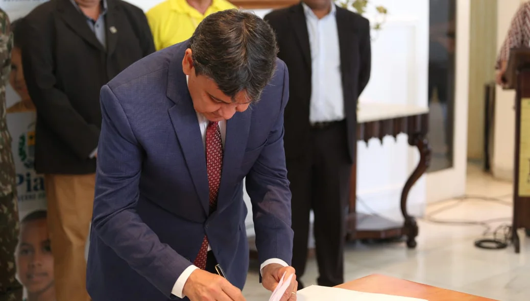 Wellington Dias assina autorização de lançamento da Operação João de Barro