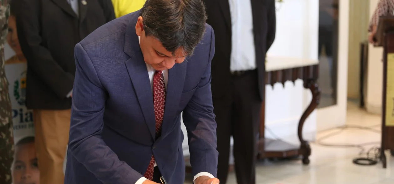 Wellington Dias assina autorização de lançamento da Operação João de Barro