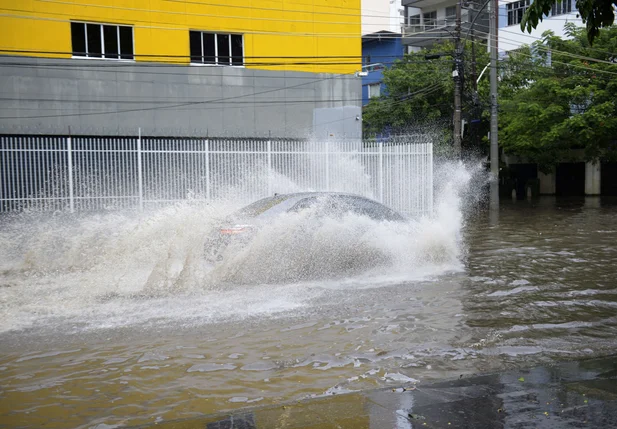 Bairro da Tijuca após forte chuva no Rio de Janeiro 