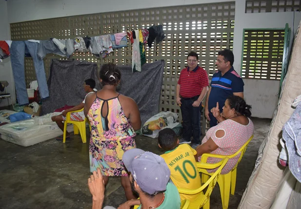 Prefeito Ribinha visita famílias desabrigadas em Campo Maior