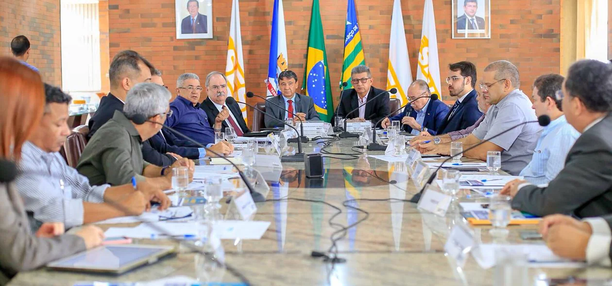 Wellington Dias durante reunião com autoridades na FIEPI