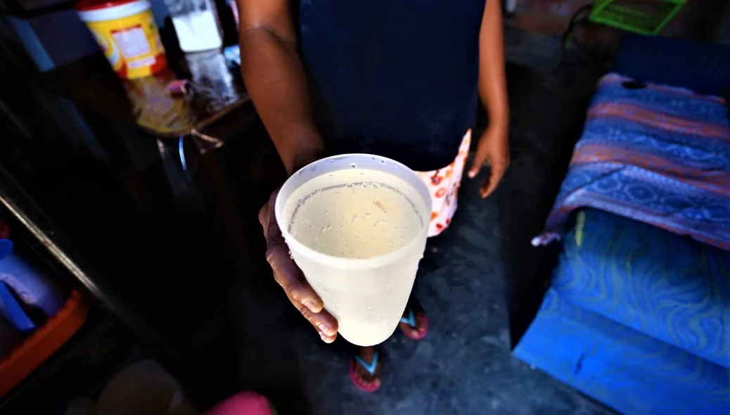 Água barrenta para o consumo dos morados da região