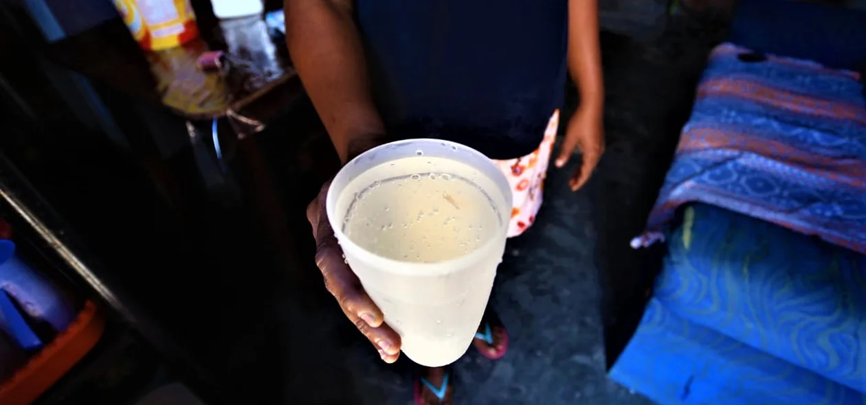 Água barrenta para o consumo dos morados da região