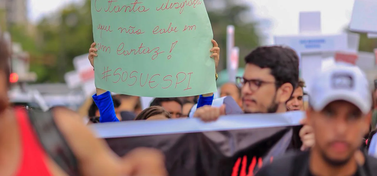 Alunos em apoio a greve.