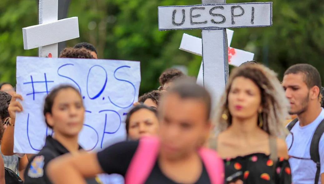 Alunos em protesto na Alepi.