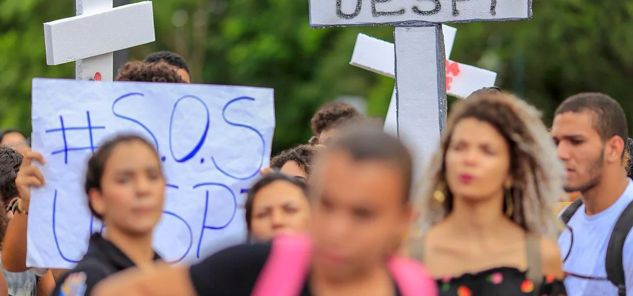 Alunos em protesto na Alepi.
