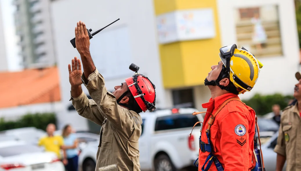 Bombeiros estudam como fazer o resgate de maneira segura