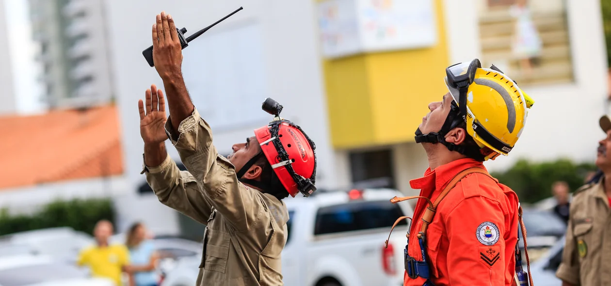 Bombeiros estudam como fazer o resgate de maneira segura