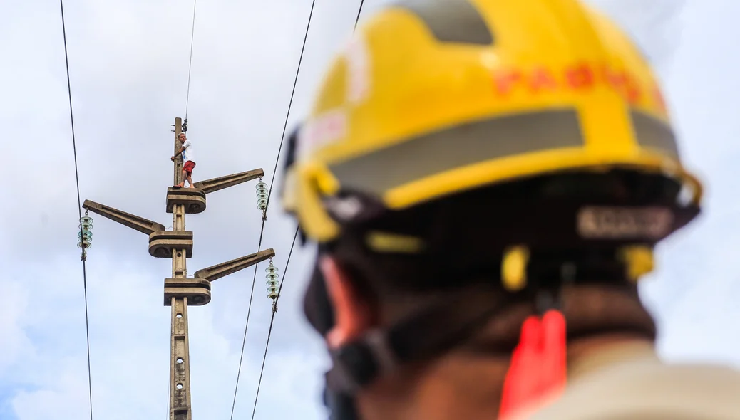Bombeiros tentam fazer o resgate