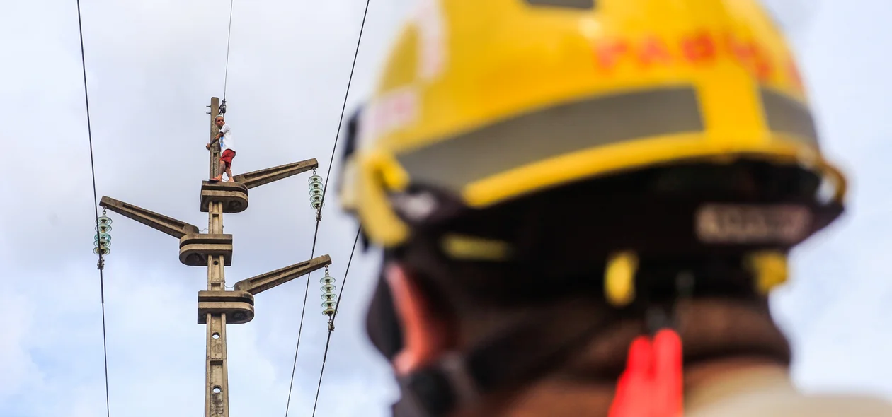 Bombeiros tentam fazer o resgate