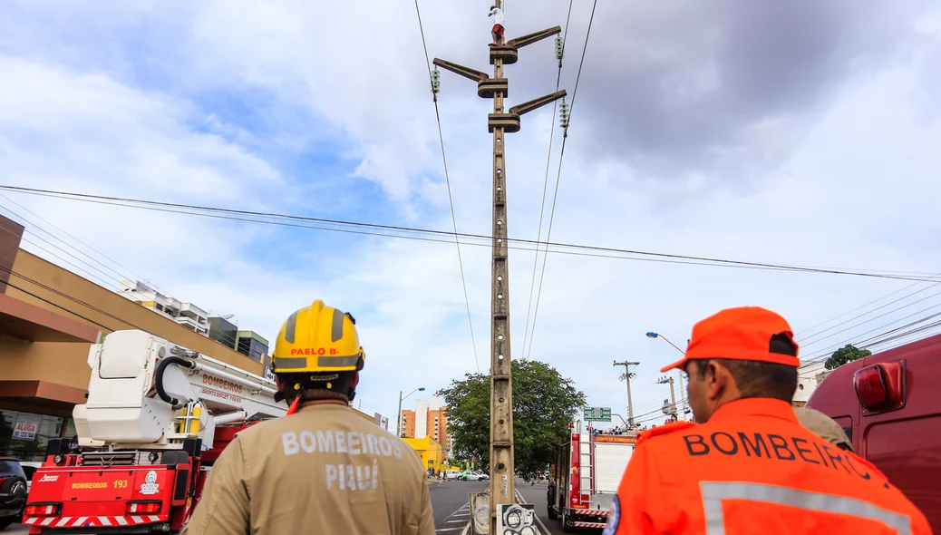 Bombeiros trabalhando para resgatar o Homem 