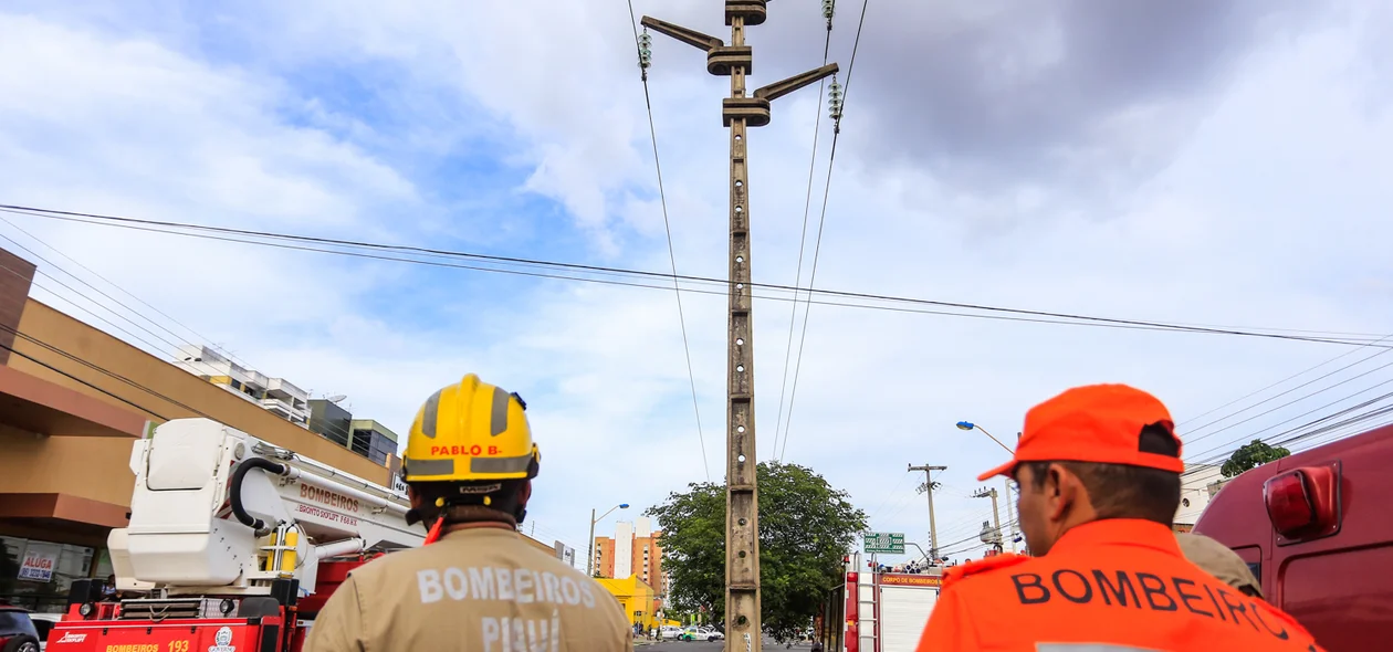 Bombeiros trabalhando para resgatar o Homem 