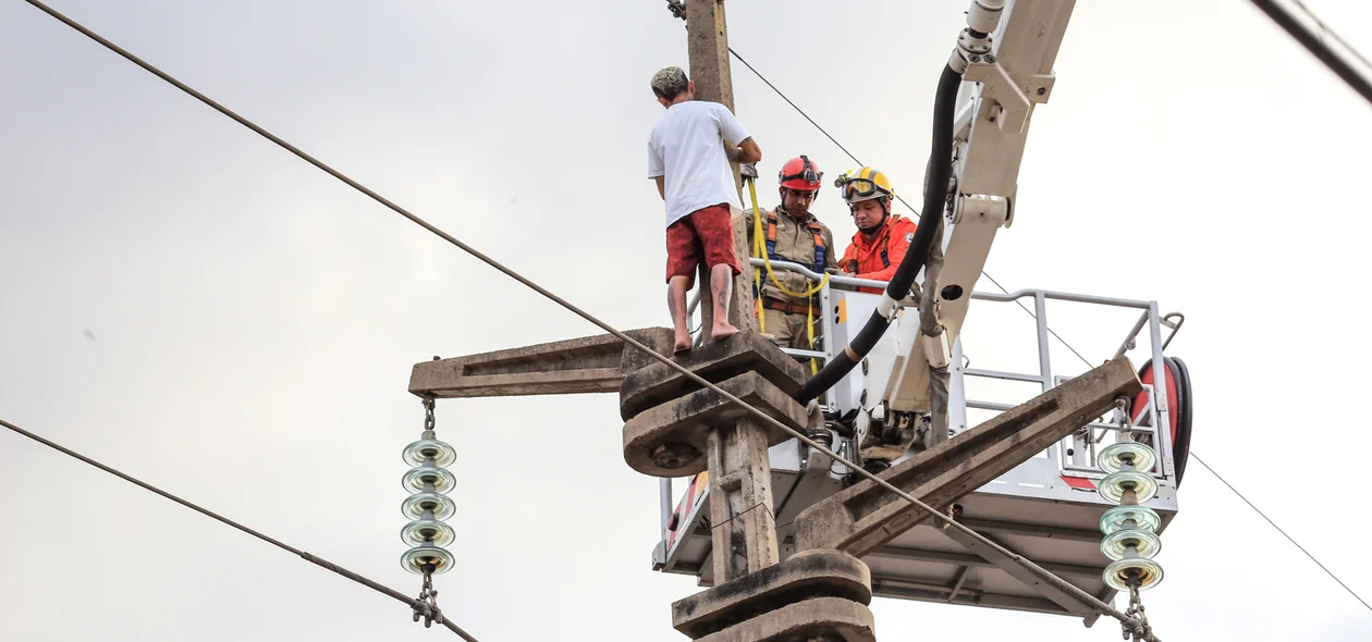 Bombeiros trabalhando