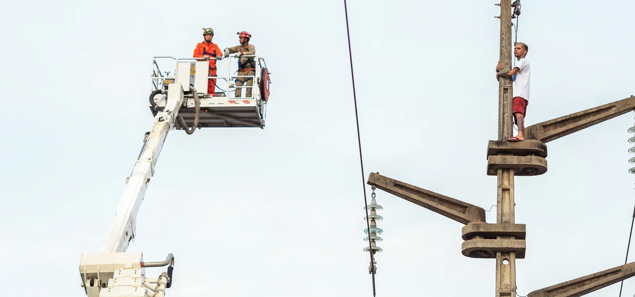 Bombeiros usam guidaste para resgatar homem