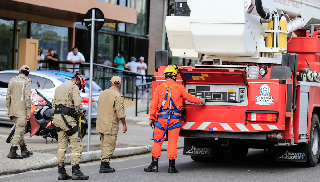 Corpo de Bombeiros está no local 