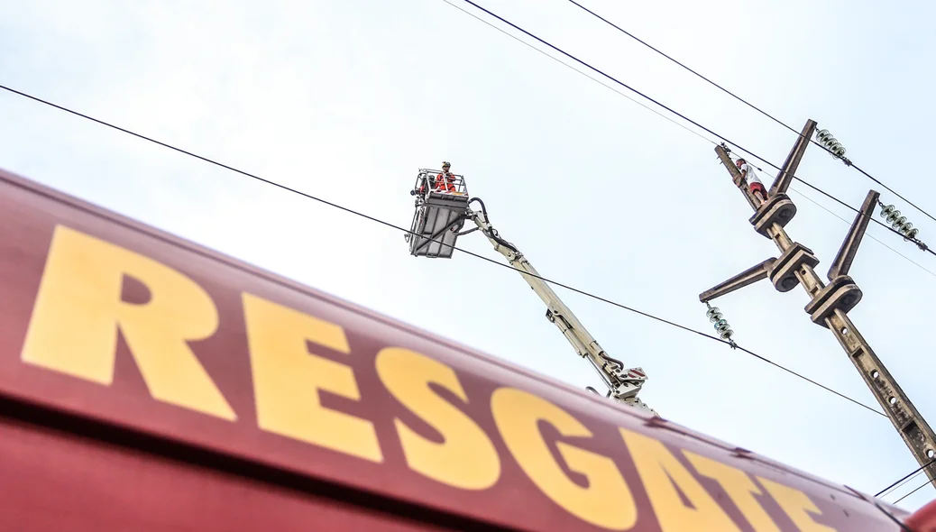 Corpo de Bombeiros resgatando o homem