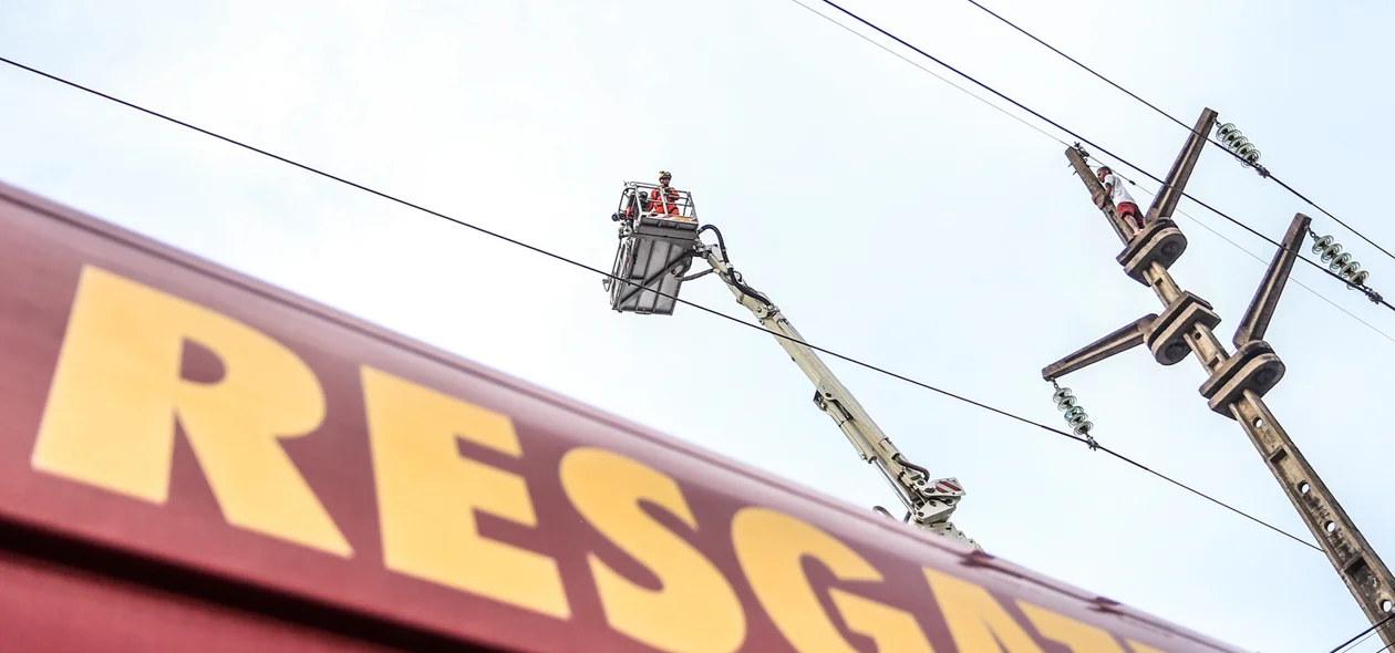 Corpo de Bombeiros resgatando o homem