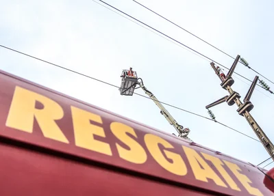 Corpo de Bombeiros resgatando o homem