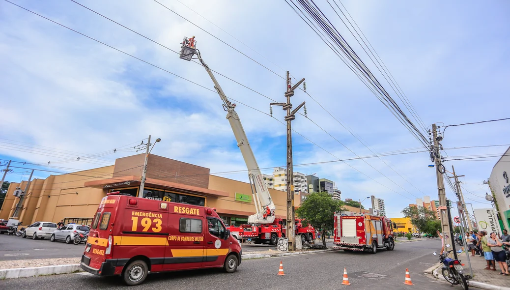 Homem ameaça se jogar de poste na avenida Dom Severino 