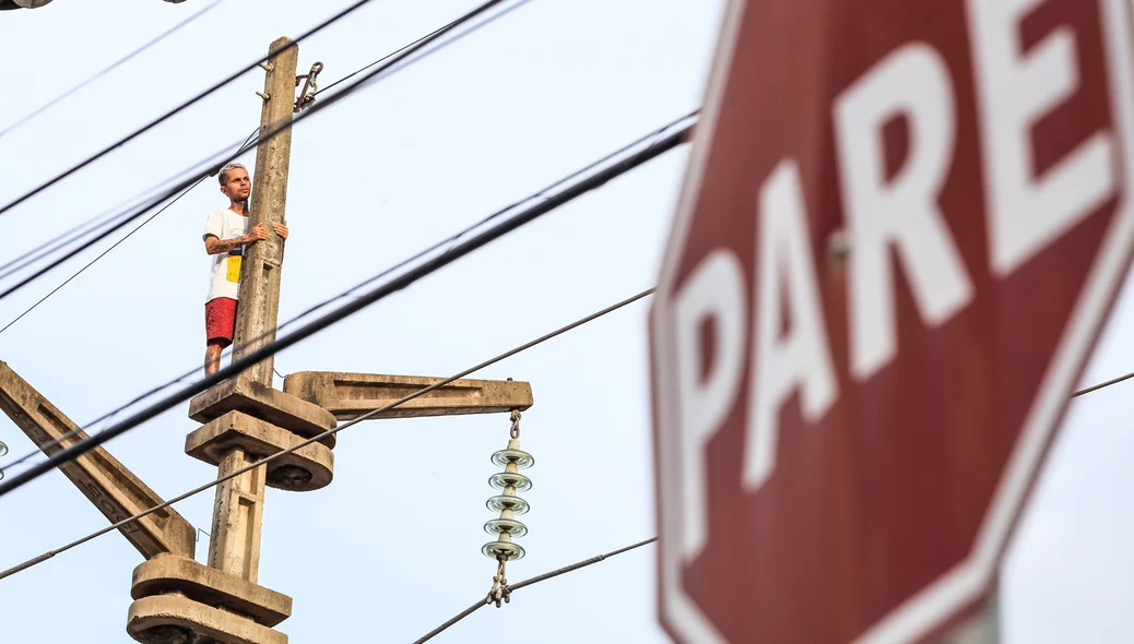 Homem ameaça se jogar de poste 