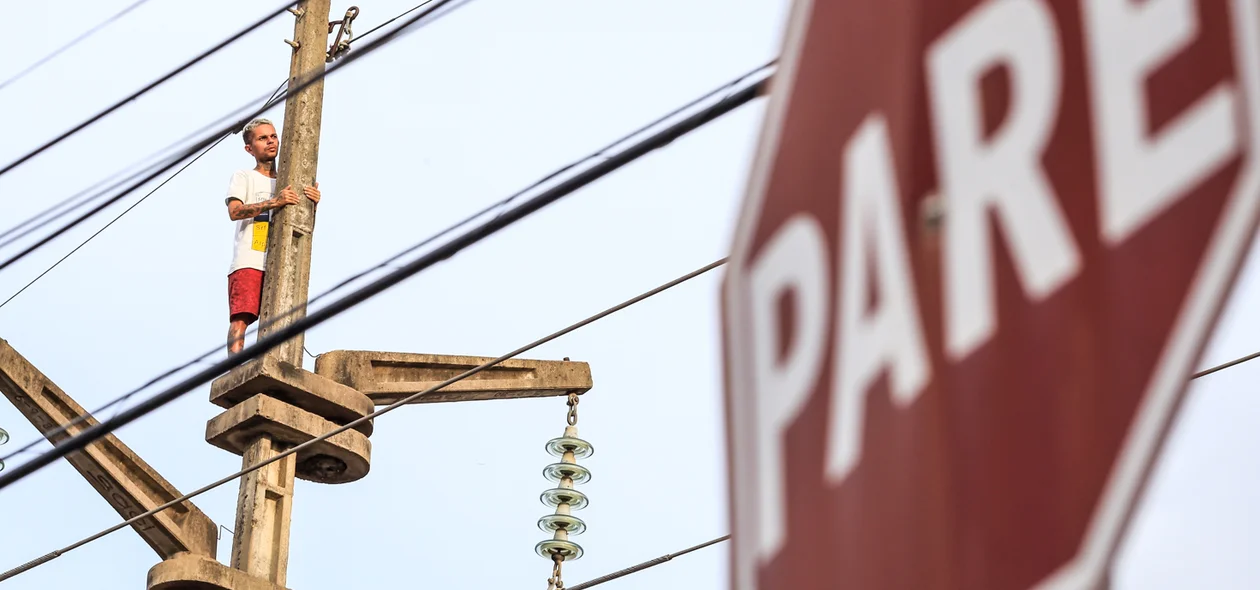 Homem ameaça se jogar de poste 