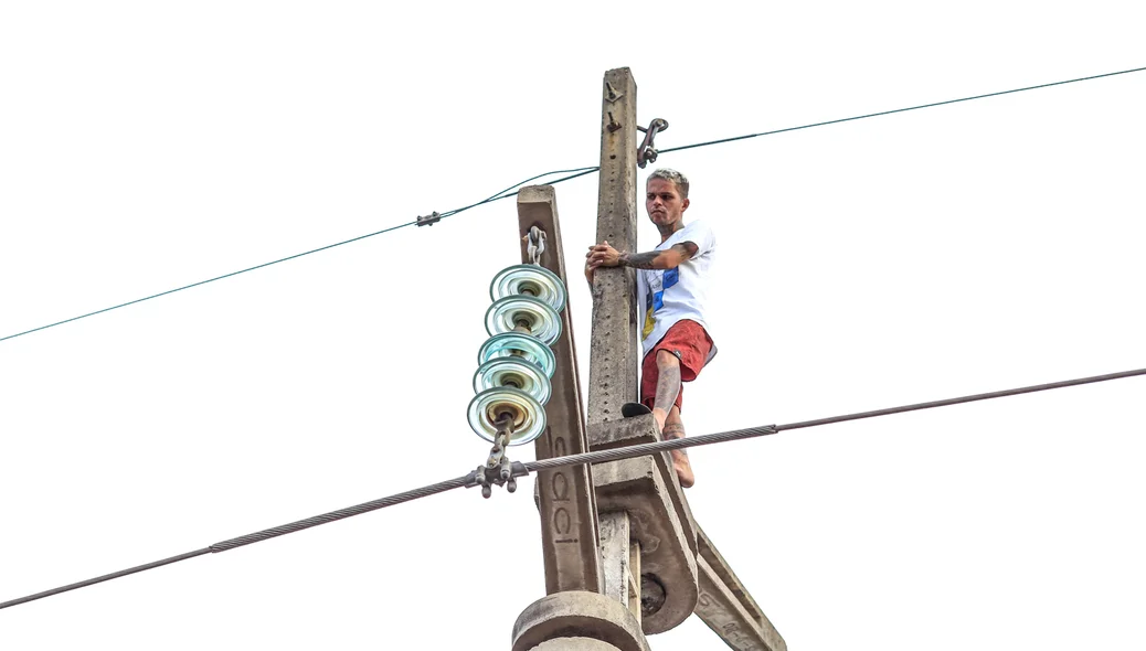 Homem em cima do poste