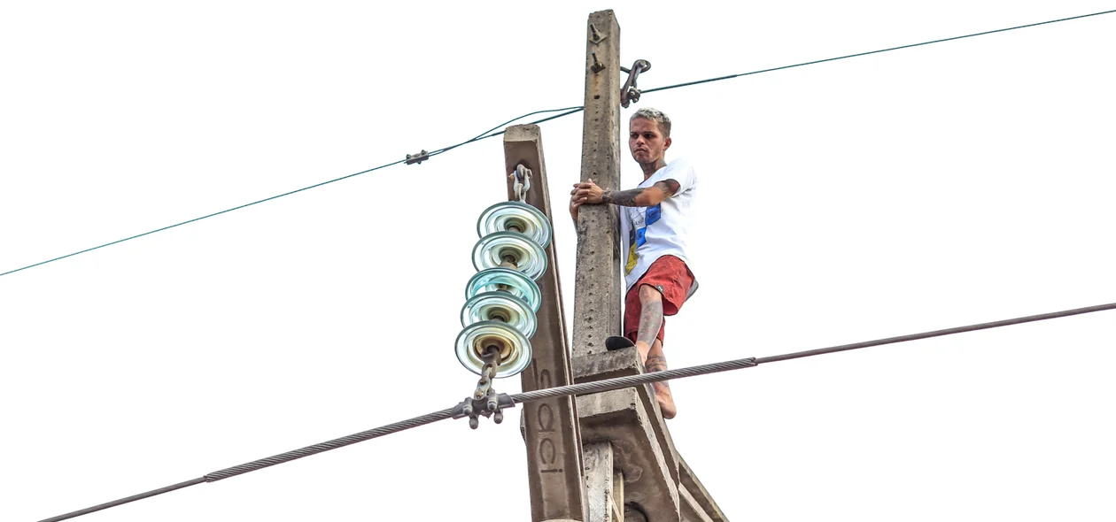 Homem em cima do poste