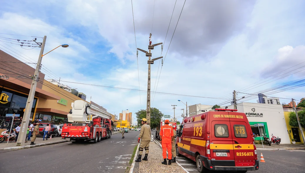 Homem sobe em poste na zona leste de Teresina