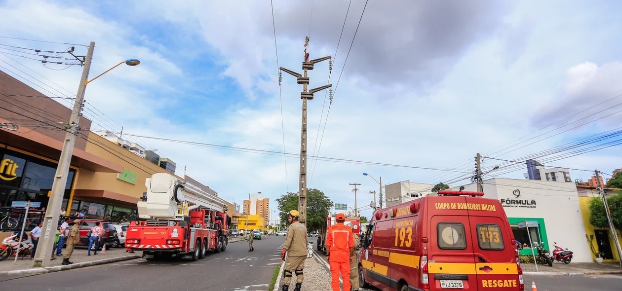 Homem sobe em poste na zona leste de Teresina