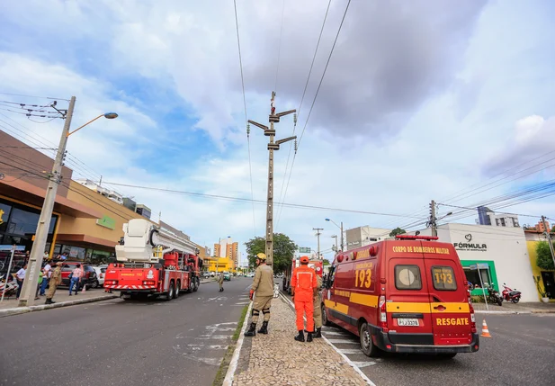 Homem sobe em poste na zona leste de Teresina
