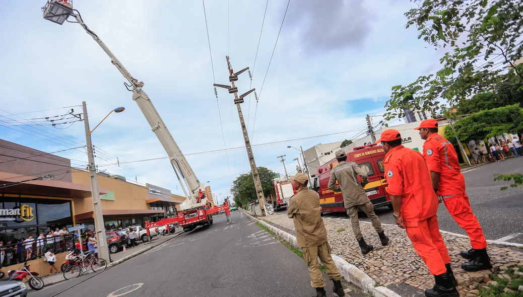 Homem subiu em poste na zona leste de Teresina 