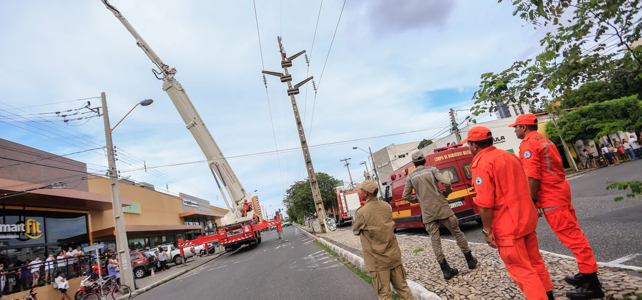 Homem subiu em poste na zona leste de Teresina 