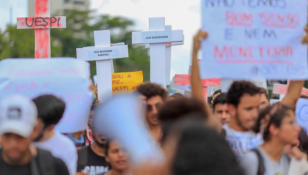 Manifestação em frente a Alepi.