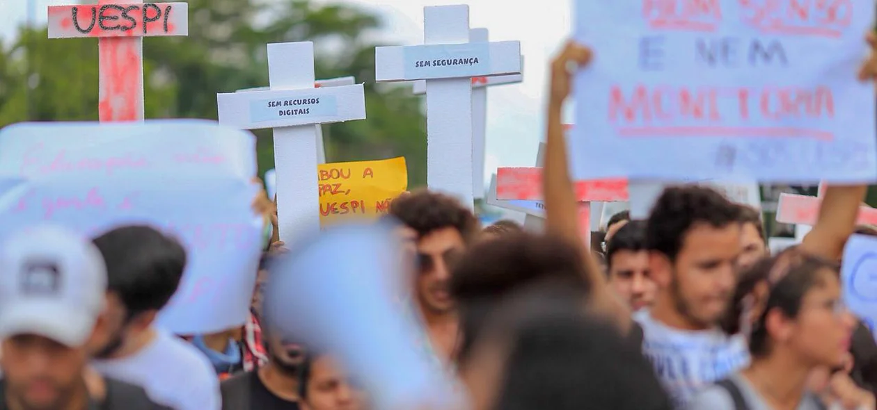 Manifestação em frente a Alepi.