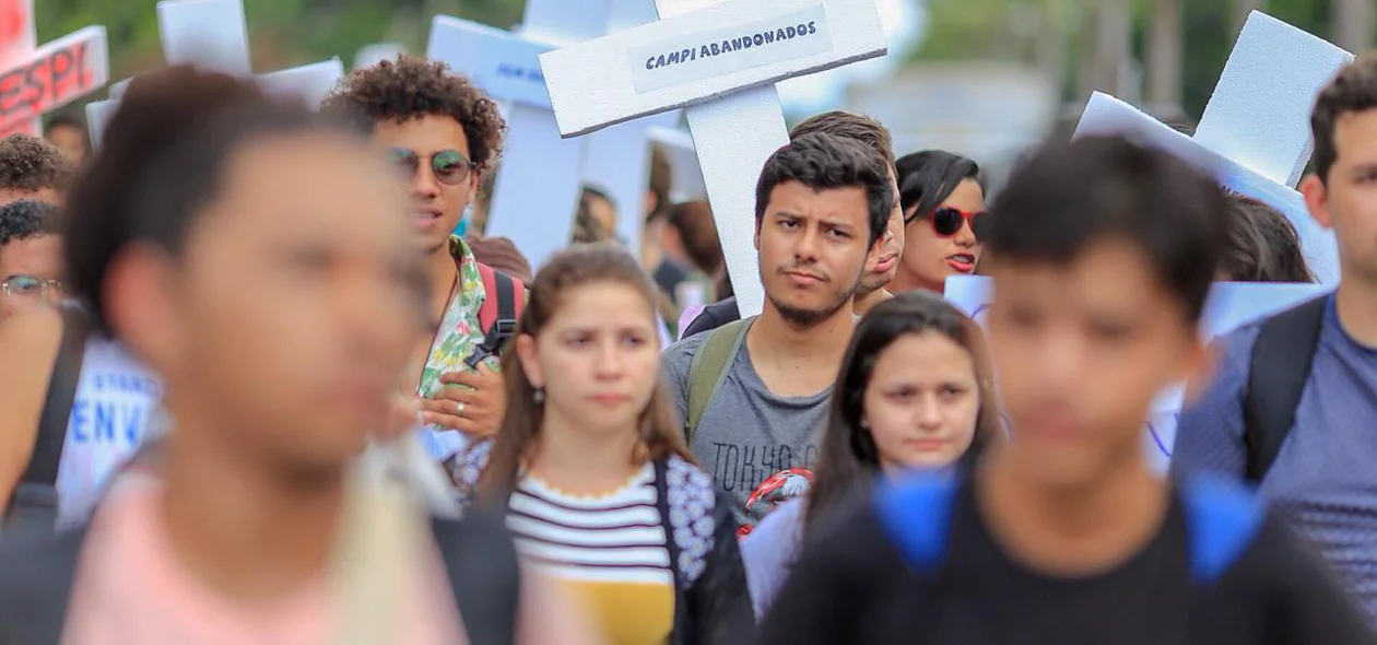 Manifestantes na Alepi