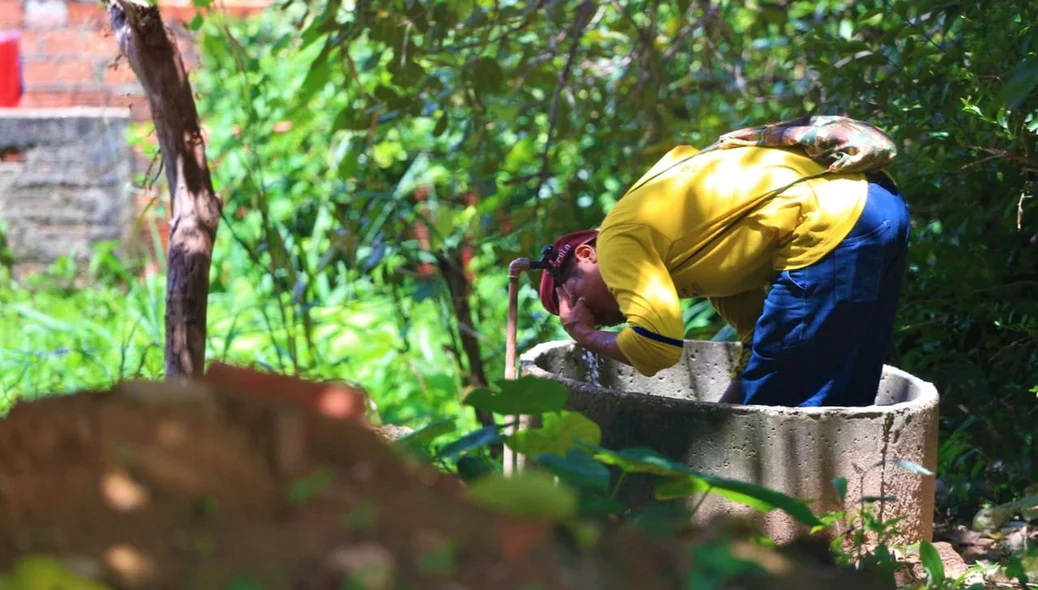 Morador flagrado se refrescando em manilha d'água 