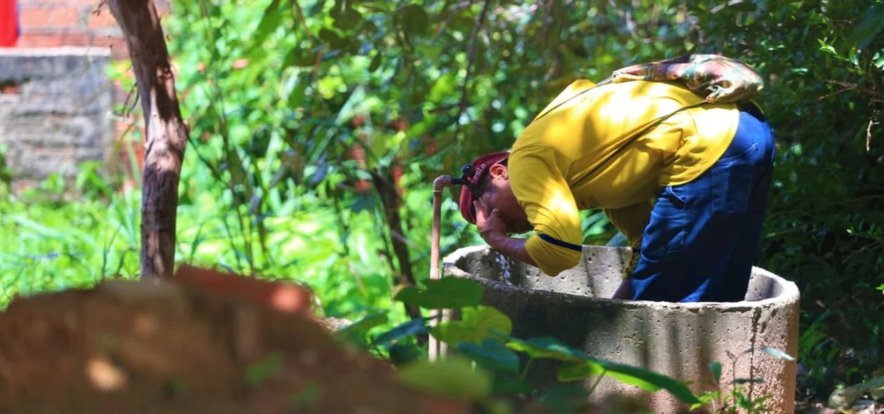 Morador flagrado se refrescando em manilha d'água 